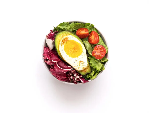 Avokado ile pişirilmiş yumurta. Sağlıklı ve dengeli ürünlerden bir kase. Fodmap diyet konsepti. Yakın plan.