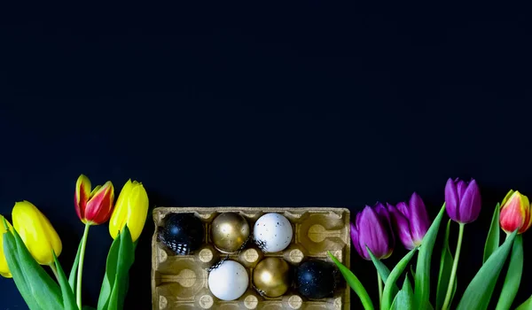 Paskalya Yumurtaları Koyu Renkli Laleler Mutlu Paskalyalar Mevsimlik Projeler Için — Stok fotoğraf