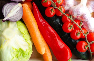 Bir çift çiftlik sebzesi. Organik ürünler ya da hasat kavramı.