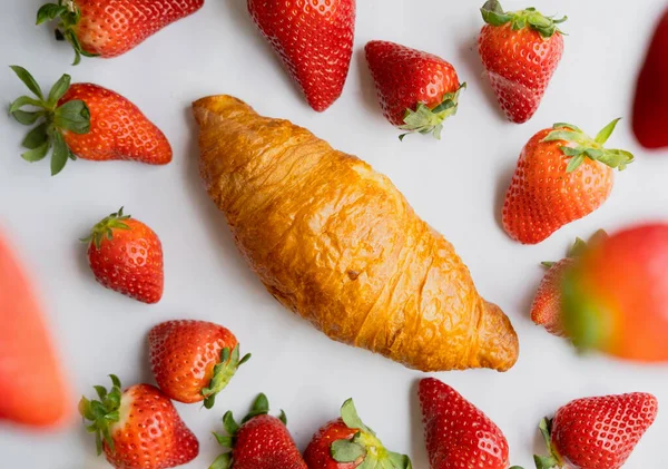 Französisches Croissant Mit Beeren Auf Weißem Hintergrund Mit Fliegenden Erdbeeren — Stockfoto