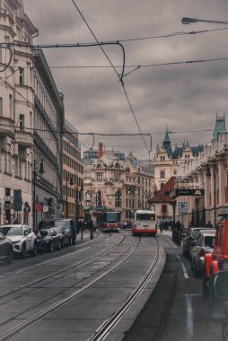 PRAG, CZECH Cumhuriyet - 01.2013: Prag Şehir Merkezi. Çek Cumhuriyeti Prag 'da kırmızı tramvay.