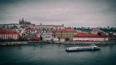 PRAG, CZECH Cumhuriyet - 01.2013: Prag Şehir Merkezi. Çek Cumhuriyeti Prag 'da kırmızı tramvay.