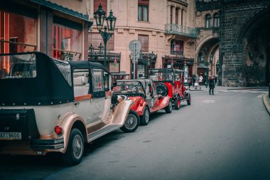 PRAG, CZECH Cumhuriyet - 01.2013: Prag Şehir Merkezi. Çek Cumhuriyeti Prag 'da kırmızı tramvay.