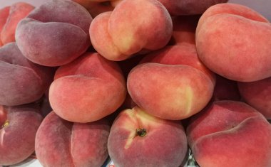 Büyük taze şeftali, yakın plan bir kaydırağın içine serilmiş.