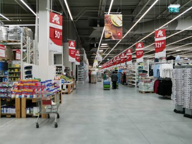 Süpermarkette alışveriş arabası.