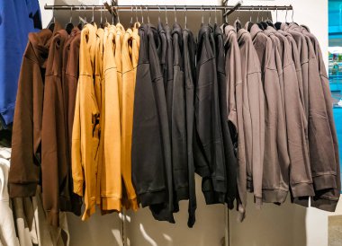 Erkeklerin kazakları trempellere asılır.