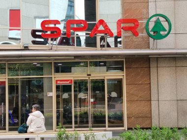 Budapeşte 'deki alışveriş merkezinin girişinde spor markası