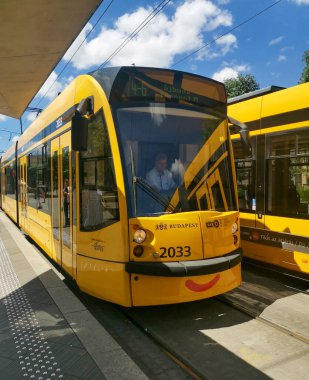 Budapeşte 'de iki tramvay yan yana durur..