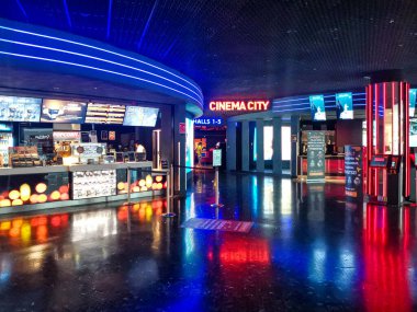 Sinema Şehri 'nin girişinde.