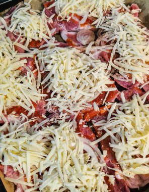 Fransızca et, fırında pişirmek için hazırlanmış kuru bir yemektir.