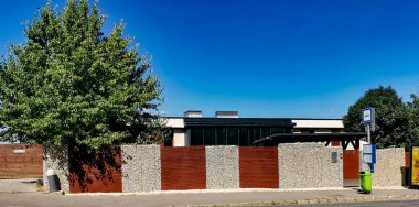 Budapeşte 'de gabion teknolojisi kullanan konut çitleri