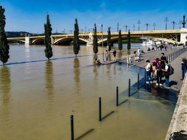 Macaristan Parlamentosu yakınlarındaki Budapeşte 'de doğal afet, Tuna' da yüksek su seviyesi