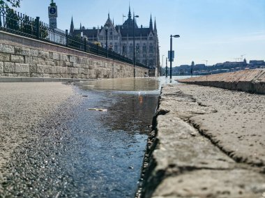 Macaristan Parlamentosu yakınlarındaki Budapeşte 'de doğal afet, Tuna' da yüksek su seviyesi