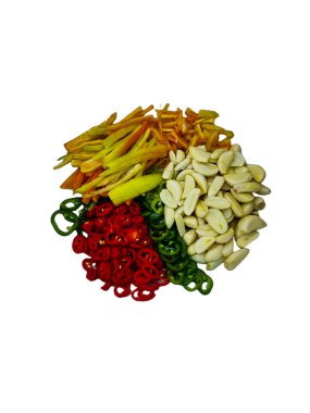 Beyaz şeffaf arkaplanda baharatlı sebzeler var.