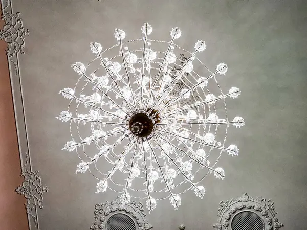 Godollo 'daki İmparatoriçe Sissi' nin sarayındaki avize.