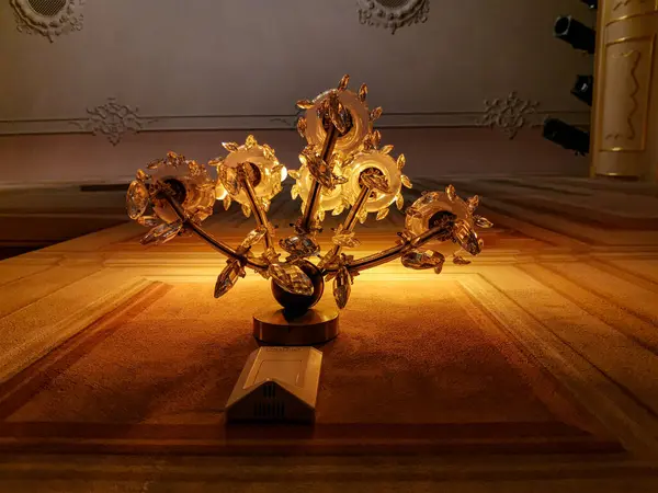 Macaristan 'ın Godollo Sarayı' nda şamdan şeklinde bir lamba.