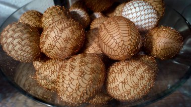 Süslü Paskalya Yumurtaları Bakır tel örgüye sarılmış Cam Kasede