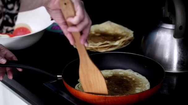Aşçı Tavada Krep Hazırlar — Stok video