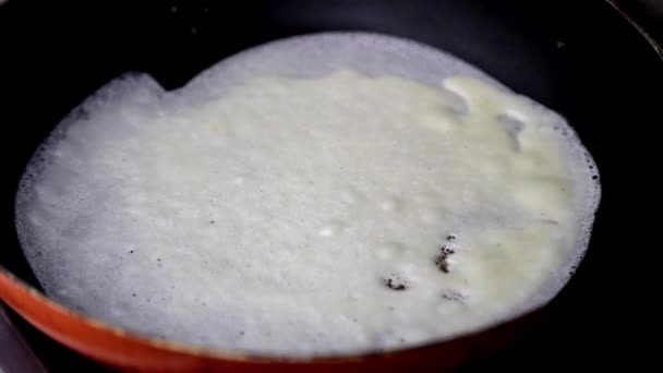 Cook Förbereder Pannkakor Stekpanna — Stockvideo