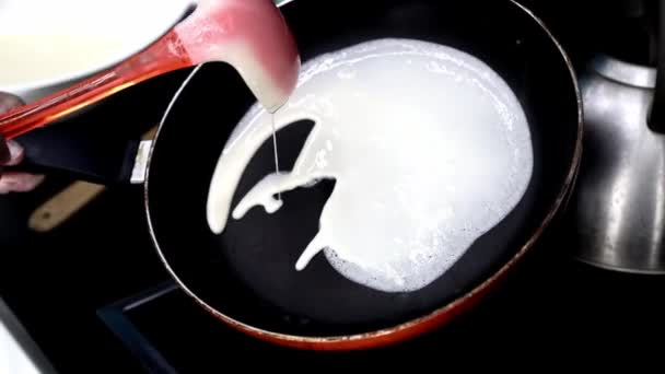 Masak Menyiapkan Pancake Dalam Penggorengan — Stok Video