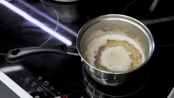 Bubur Buckwheat Dimasak Dalam Saucepan Logam Memasak Makanan Atas Kompor — Stok Video