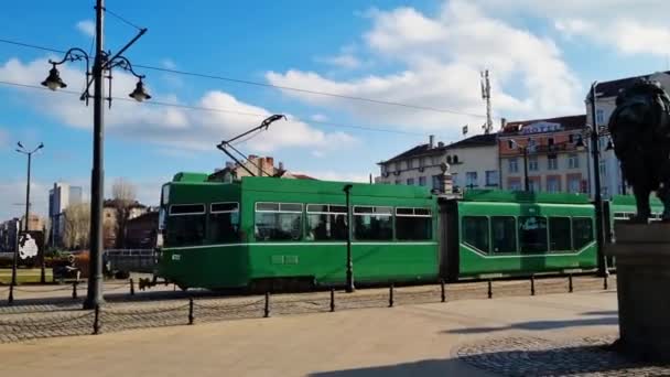 Зеленый Трамвай Едет Оживленной Улице Болгарии Днем Люди Ходят Улице — стоковое видео
