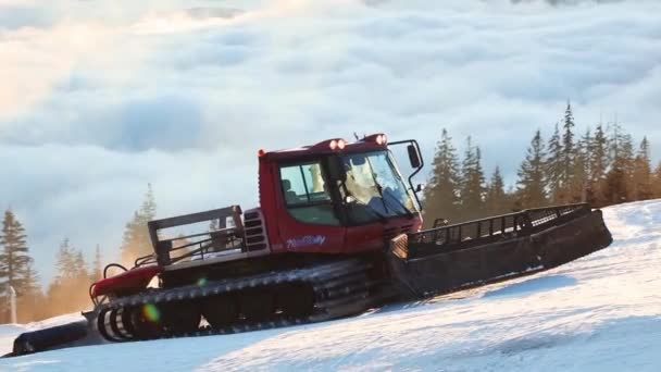 23ウクライナ 山の中でドラゴンブラット朝 スノーボードトラックからのレートクリア雪 — ストック動画