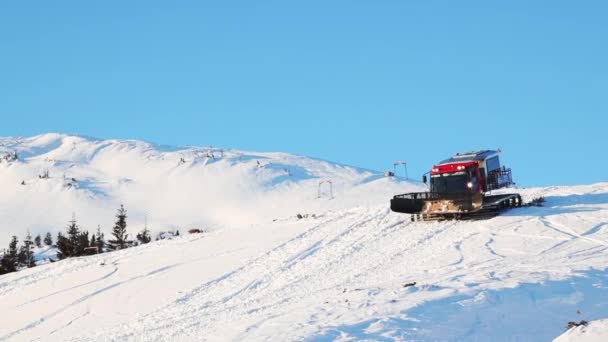 Ukraine Dragobrat Morning Mountains Ratrak Clears Snow Snowboarding Track — Stockvideo