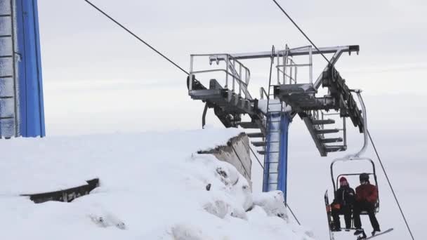 Dragobrat Ukraine Snowboarders Rides Ski Lift Snow Covered Mountains Carpathians — Stockvideo