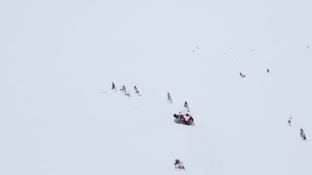 23ウクライナ 山の中でドラゴンブラット朝 スノーボードトラックからのレートクリア雪 — ストック動画