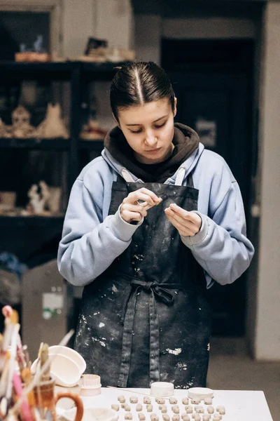 Chica Esculpe Arcilla Con Ayuda Herramientas Trabajando Con Arcilla Cruda —  Fotos de Stock