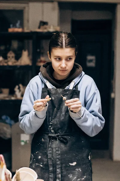 Chica Esculpe Arcilla Con Ayuda Herramientas Trabajando Con Arcilla Cruda —  Fotos de Stock