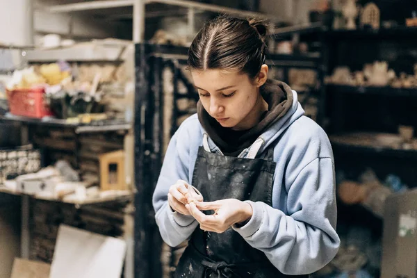 Κορίτσι Γλυπτά Από Πηλό Βοήθεια Εργαλείων Δουλεύοντας Ακατέργαστο Πηλό Γυναίκα — Φωτογραφία Αρχείου