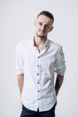 Gri tişörtlü adam doğrudan kameraya bakıyor. Erkek portresi. Cilt sorunları. Saç dökülmesi