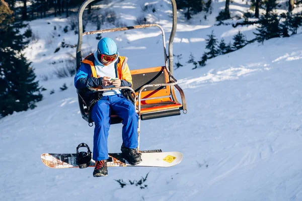 Dragobrat Ukraina Snowboardziści Jedzie Wyciąg Narciarski Pokrytych Śniegiem Górach Karpat — Zdjęcie stockowe