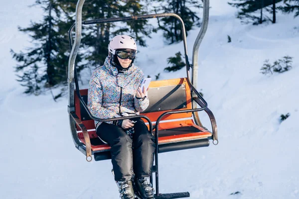 Dragobrat Ukraine Snowboarders Rides Ski Lift Snow Covered Mountains Carpathians — Stock fotografie