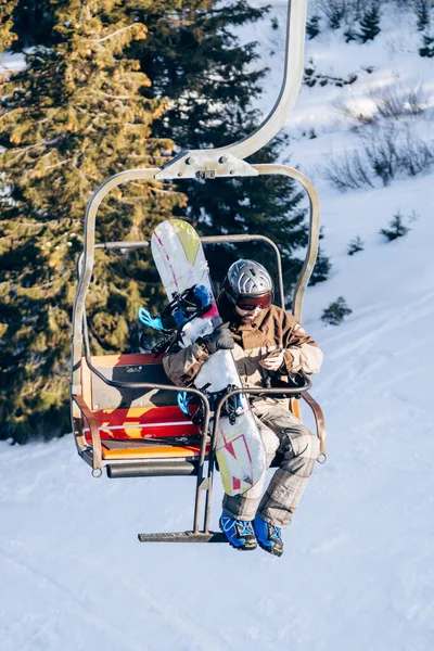 Dragobrat Ukraina Snowboardziści Jedzie Wyciąg Narciarski Pokrytych Śniegiem Górach Karpat — Zdjęcie stockowe