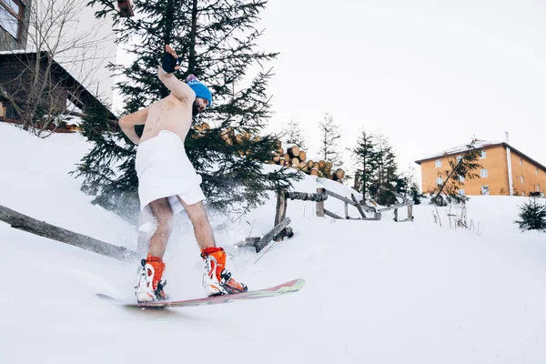 Snowboarder Uma Toalha Salta Sobre Barreira Neve Temporada Esqui Aberta — Fotografia de Stock