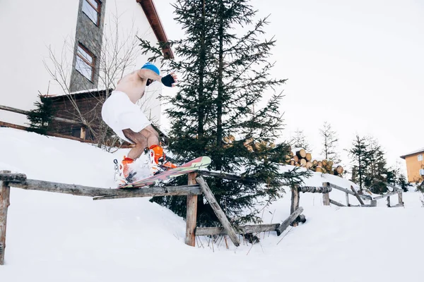 Snowboardzista Ręczniku Przeskakuje Przez Barierę Śnieg Sezon Narciarski Otwarty — Zdjęcie stockowe