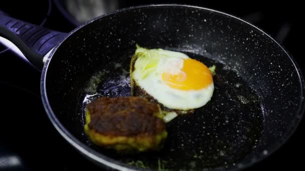 Cutlet Huevo Frito Una Sartén Aceite Hirviendo — Vídeos de Stock