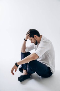 Sakallı, beyaz gömlekli ve mavi pantolonlu yakışıklı bir adam portresi. Erkek sağlığı sorunları, iş stresi, kellik, iktidarsızlık, boşanma