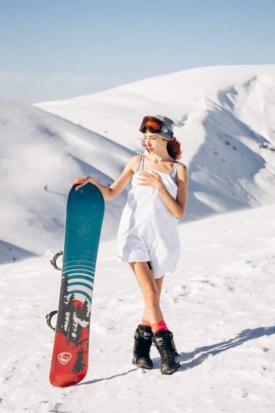 Smukła Dziewczyna Ręczniku Bez Ubrania Stoi Szczycie Góry Trzyma Snowboard — Zdjęcie stockowe
