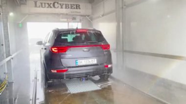 Kharkiv, Ukarine 24.02.23 profesyonel oto yıkama işi. SUV çamaşır makinelerinin çalıştığı kutuda.