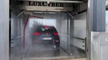 Kharkiv, Ukarine 24.02.23 profesyonel oto yıkama işi. SUV çamaşır makinelerinin çalıştığı kutuda.