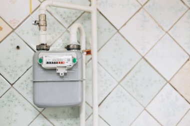 Mutfaktaki eski bir apartmanın borularına gaz sayacı takılmış.