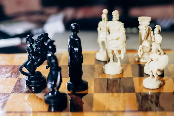 Šachové Figurky Jsou Palubě Královna Král Šachu Jsou Obtížné Situaci — Stock fotografie