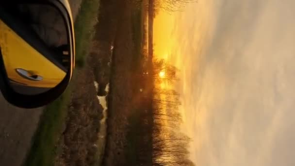 Zachód Słońca Strzał Pionowo Telefonie Samochodzie Który Jest Jazdy — Wideo stockowe