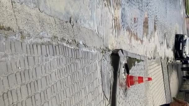 街の通りに下水道管のブレークスルー アスファルト上の水の流れ — ストック動画