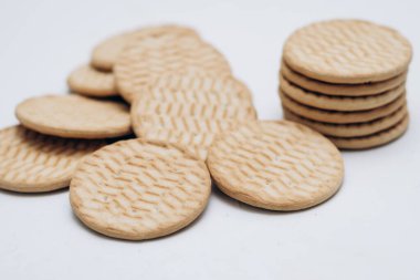 Kraker kurabiyeleri masanın üzerinde duruyor.