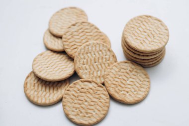 Kraker kurabiyeleri masanın üzerinde duruyor.